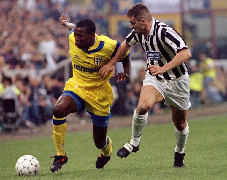 Uno dei momenti pi significativi della carriera al Parma di Asprilla, la vittoria della coppa Uefa nella stagione 1994-1995: qui  il difensore juventino Sergio Porrini a cercare di limitare i suoi affondi (Reuters)